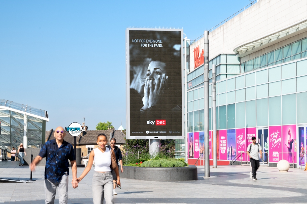 Sky Bet’s ode to football fans appears across UK cities on real time audience triggered DOOH  